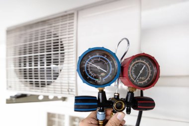 Doğru soğutucu basıncını ve sıcaklığı belirlemek için soğutucu seviyelerinin basınç göstergeleriyle ölçün, soğutucu sızıntısını kontrol edin, klima için soğutucuyu doldurun