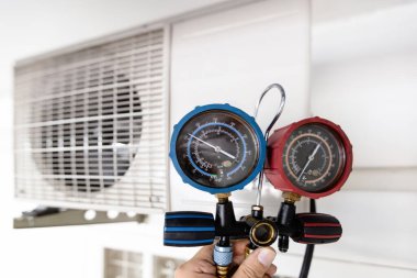 Examine,measure the pressure of refrigerant levels with pressure gauges to determine the correct refrigerant pressure and temperature,check refrigerant leaking,filling refrigerant for air conditioner clipart