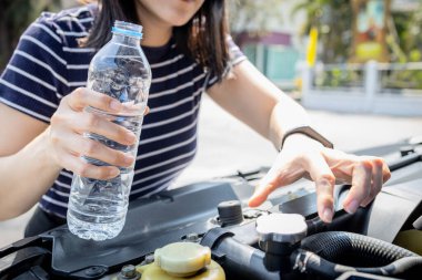 Kadın radyatör sistemini kontrol et ve radyatörün sıvı seviyesi motor aşırı ısındıktan sonra çok düşük. Seyahat, acil durum, onarım, bakım konsepti yerine su kullanıyor.