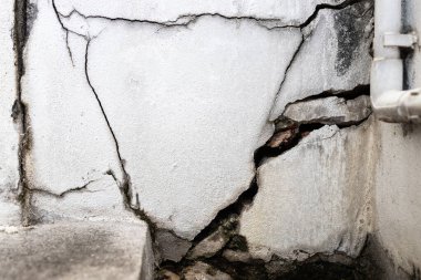 Kırık beton duvar, çatlak alçı, standart altı inşaat yüzünden ev duvarları harap olmuş ve hasar görmüş. İnşaat duvarı yavaş yavaş harap olmuş, onarım, onarım, onarım, ev yenileme konseptine dönüşmüş.