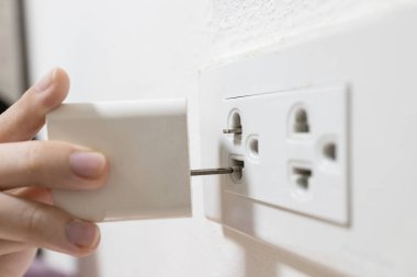 Elektrik prizinin kırık pin bağlantıları, telefon şarj pimi prizi prizinin deliğinde kırılmış, elektrik arızası, elektrik prizi deliğinden nesneyi çıkarmak için doğrudan ellerinizi kullanmayın.