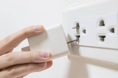 Elektrik prizinin kırık pin bağlantıları, telefon şarj pimi prizi prizinin deliğinde kırılmış, elektrik arızası, elektrik prizi deliğinden nesneyi çıkarmak için doğrudan ellerinizi kullanmayın.