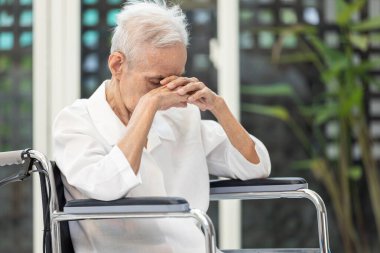 Bunalımda olan yaşlılar, depresyon, depresyon ve depresyon hissi, tekerlekli sandalyedeki yaşlı hasta büyükanne, kendine bakma yetisinin kaybı, hastalık ve kronik sağlık konsepti.