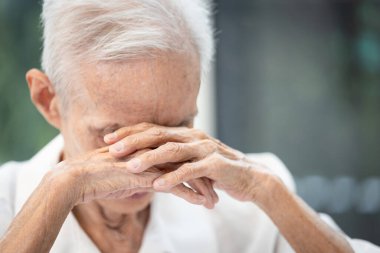 Endişeli bunalımlı yaşlılar, emeklilikten sonra mali sıkıntılar, günlük masraflar ve tıbbi masraflar, mutsuz yaşlılar yalnız ve yalnız hissediyorlar.