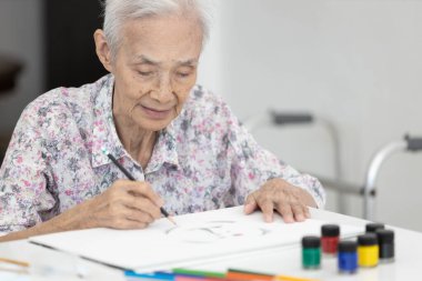 Kağıt üzerindeki yaşlı çizimler, etkinlik, el ve parmak kaslarının fonksiyonlarını geliştirmeye yardımcı olur, el-göz koordinasyonu, eğlence ve rahatlatıcı yaratıcı deneyim, yaratıcılık açısından beyin fonksiyonlarını canlandırır