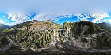 Pürüzsüz küresel HDRI hava manzarası VR sanal gerçekliği için 360 derece Landwasser Viaduct dünya mirası manzarası Buzul ekspres tren yolu manzarası İsviçre Alpleri, İsviçre sonbaharı.