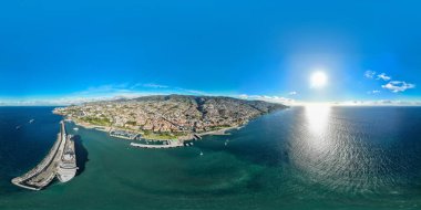Pürüzsüz küresel HDRI hava manzarası VR Funchal şehrinin sanal gerçekliği için 360 derece Portekiz 'in Atlantik Okyanusu' ndaki Madeira adasının otonom bölgesinin en büyük şehri ve başkenti.