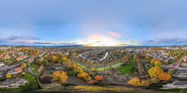 Kusursuz küresel HDRI hava manzarası Bern şehrinin sanal gerçekliği için 360 derece, başkenti İsviçre, rengarenk alacakaranlık romantik gökyüzü günbatımı sonbaharda şehir manzarası.