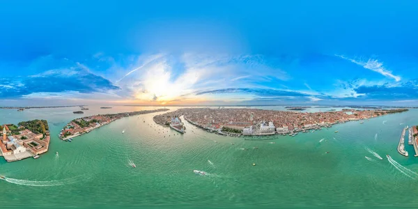 Pürüzsüz küresel HDRI hava manzarası Venedik 'in eski şehir siluetinin sanal gerçekliği için 360 derece, İtalya, Avrupa. Şehir merkezinin ünlü turistik mekanı yukarıdan. Kıyı şeridi ve tekneler.