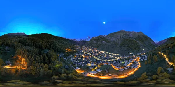 Sonbaharda İsviçre 'nin İsviçre Alpleri' nde Zermatt şehir kayak merkezi ve Matterhorn 'un sanal gerçekliği için kusursuz küresel HDRI hava manzarası 360 derece. Peyzaj gezisi hedefi.
