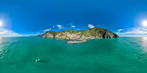 Pürüzsüz küresel HDRI hava manzarası 360 derece Riomaggiore renkli balıkçı köyünün sanal gerçekliği Cinque Terre Köyleri 'nin İtalya' daki Ligurian Denizi boyunca uzanan tepe şehirleri dizisi..
