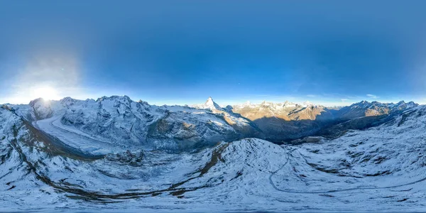 Sonbaharda ikonik Matterhorn Dağı 'nın sanal gerçekliği için kusursuz küresel HDRI hava manzarası 360 derece. İsviçre, Alplerdeki Zermatt popüler kayak merkezi. Doğa manzarası.