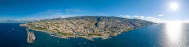 Panorama manzaralı şehir merkezi Funchal 'ın çevresindeki dağlar ve kıyı şeridi Portekiz' in Atlantik Okyanusu 'ndaki Madeira adasının özerk merkezi ve başkenti..