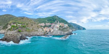 Manarola renkli balıkçı köyünün havadan manzarası beş Cinque Terre ulusal parkından biri, İtalya 'nın Ligurian Denizi kıyı şeridi boyunca tepe şehirleri dizisi. Popüler seyahat hedefi.