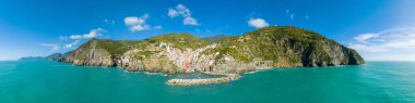 Riomaggiore renkli balıkçı köyünün hava manzarası ulusal parktaki beş Cinque Terre köyünden biri, İtalya 'daki Ligurian Denizi kıyısı boyunca tepe şehirleri dizisi. 