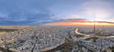 Fransa 'daki ünlü Eyfel Kulesi' nin renkli romantik gökyüzü manzarası. Paris şehir merkezinin gündoğumu ya da günbatımının Avrupa 'nın en iyi seyahat noktaları arasında geniş bir alana yayılması.