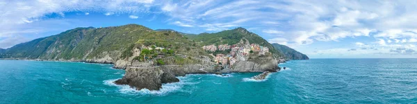 Manarola renkli balıkçı köyünün havadan manzarası beş Cinque Terre ulusal parkından biri, İtalya 'nın Ligurian Denizi kıyı şeridi boyunca tepe şehirleri dizisi. Popüler seyahat hedefi.