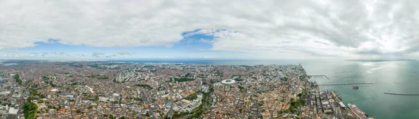 Brezilya, Bahia 'daki Salvador şehrinin şehir merkezindeki havadan manzara manzarası. Panoramik Drone, Salvador 'un Portugueses Landmark' ı tarafından yapılan renkli koloni mimarisinin manzarasını çekti..