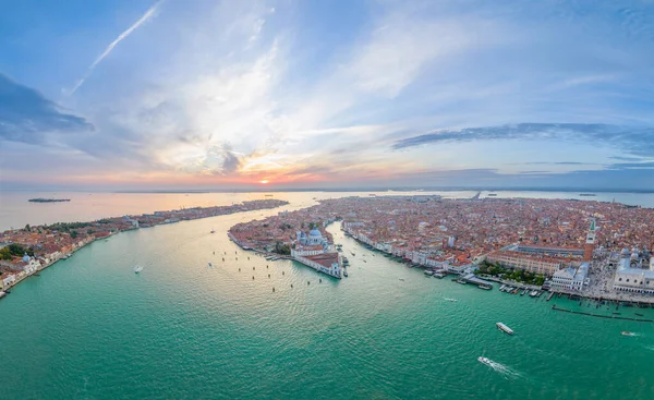 Orta Venedik şehrinin günbatımı ya da Gündoğumu silueti, İtalya. Panorama İHA 'sı yukarıdan ünlü turist çekimini gösteriyor. Bazilika di Santa Maria della Salute, Büyük Kanal ve Göl. 