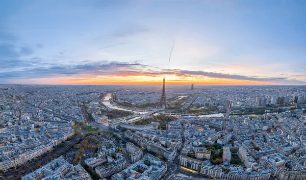 Fransa 'daki ünlü Eyfel Kulesi' nin renkli romantik gökyüzü manzarası. Paris şehir merkezinin gündoğumu ya da günbatımının Avrupa 'nın en iyi seyahat noktaları arasında geniş bir alana yayılması.
