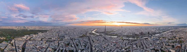 Fransa 'daki ünlü Eyfel Kulesi' nin renkli romantik gökyüzü manzarası. Paris şehir merkezinin gündoğumu ya da günbatımının Avrupa 'nın en iyi seyahat noktaları arasında geniş bir alana yayılması.