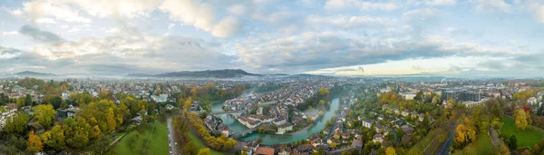İsviçre 'nin başkenti Bern' in üzerinde sihirli sabah bulutları ve sisli havadan gün doğumu. Sonbaharda Aare nehri üzerinde uçan İHA, İsviçre 'nin tarihi kent simgesidir. Avrupa seyahat kavramı.