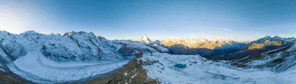 Sonbaharda İsviçre 'de Matterhorn manzaralı Gornergrat hava aracı. Majestic Mountain Zirveleri Alplerdeki ünlü Zermatt Kayak Tesisi. Muhteşem manzara doğa manzarası..