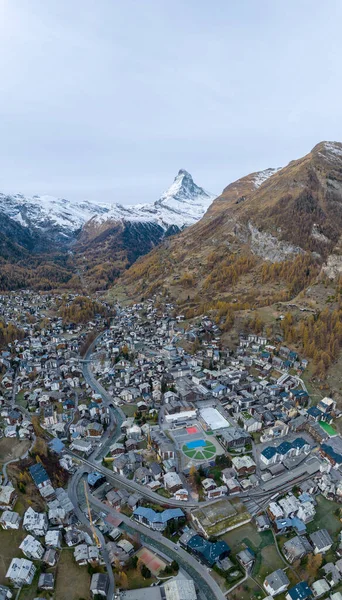 Zermatt Vadisi 'nin ünlü kayak merkezi ve sonbahar sezonunda Canton Valais, İsviçre' de güzel manzaralı ikonik Matterhorn zirvesinin insansız hava aracı. İsviçre Alpleri en popüler seyahat noktası.