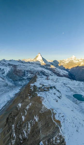 Görnergrat ve Iconic 'in ünlü Matterhorn manzarası İsviçre' de sonbaharda. Majestic Mountain Zirveleri Alplerdeki ünlü Zermatt Kayak Tesisi. Muhteşem manzara doğa manzarası..