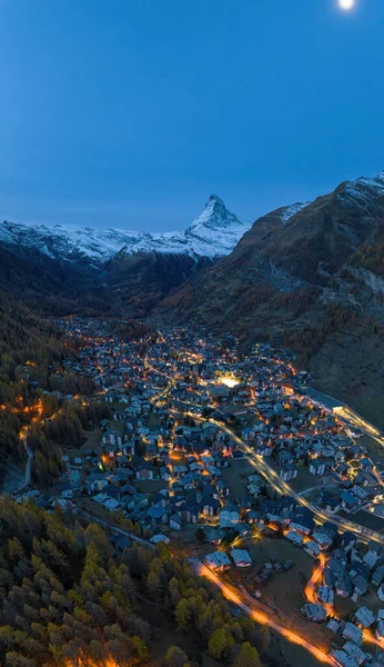 Sonbaharda İsviçre 'nin Canton Valais şehrinde Zermatt şehrinin ünlü kayak merkezi ve şafak vakti ikonik Matterhorn zirvesinin en üst manzarası. En popüler güzel manzara gezisi merkezi..