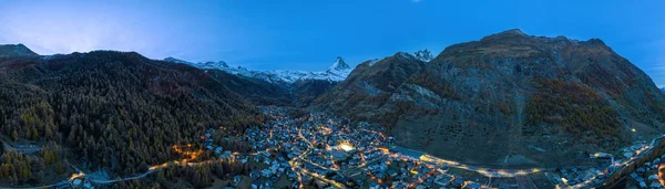 Sonbaharda İsviçre 'nin Canton Valais şehrinde Zermatt şehrinin ünlü kayak merkezi ve şafak vakti ikonik Matterhorn zirvesinin en üst manzarası. En popüler güzel manzara gezisi merkezi..