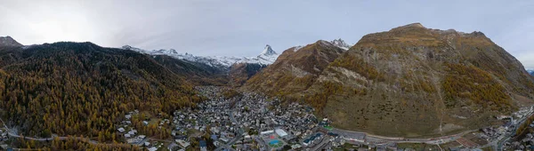 Zermatt Vadisi 'nin ünlü kayak merkezi ve sonbahar sezonunda Canton Valais, İsviçre' de güzel manzaralı ikonik Matterhorn zirvesinin insansız hava aracı. İsviçre Alpleri en popüler seyahat noktası.