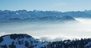 Rigi Dağı 'nın zirvesi (Rigi Kulm) ve İsviçre' nin altındaki Lucerne Gölü 'nün üzerindeki bulutların zaman akışı. İnanılmaz kar ve sis İsviçre alp dağlarının zirvelerini ve kış manzarasını kapladı..