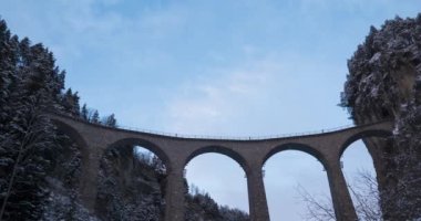 Landwasser Viyadük dünya mirası gezisi İsviçre Alpleri 'ndeki lüks Buzul ekspres treni kış gecesi manzarası. İsviçre 'de panoramik manzaralı demiryolu turizmi.