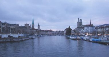 Grossmunster (büyük bakan) Protestan kilisesi ve İsviçre 'nin Limmat nehri ile birlikte Zürih' in tarihi kent merkezinin geniş bir görüntüsü. İsviçre seyahatinin varış noktası şehir. yavaş çekim.