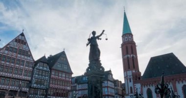 Frankfurt Main 'deki Justitia heykelinin olduğu eski kasaba meydanı, mavi gökyüzü ile Almanya. Güzel ikonik Romerberg meydanı ve ortaçağ tarihi yapıları olan Adalet Anıtı. Zaman aşımı.
