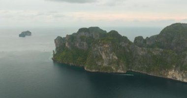 Tayland 'ın Krabi Phuket kentindeki Phi Phi adalarının hava manzarası. Muhteşem Drone, güzel mavi turkuaz deniz suyuyla Maya sahilinin üzerinde hızla ilerliyor. Yazın turistik eğlence..
