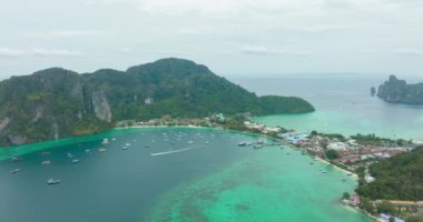 Phiphi Don Adaları 'nın uçuş zamanı Tayland' ın Krabi şehrinin simgesi. Phi Phi adasının muhteşem mavi turkuaz plajlı insansız hava aracı hiper yanılma sahnesi. Yazın turistik eğlence..