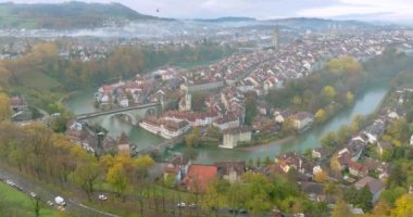 İsviçre 'nin başkenti Bern' in üzerinde sihirli sabah bulutları ve sisli havadan gün doğumu. Sonbaharda Aare nehri üzerinde uçan İHA, İsviçre 'nin tarihi kent simgesidir. Avrupa seyahat kavramı.