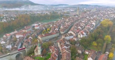 İsviçre 'nin başkenti Bern' in üzerinde sihirli sabah bulutları ve sisli havadan gün doğumu. Sonbaharda Aare nehri üzerinde uçan İHA, İsviçre 'nin tarihi kent simgesidir. Avrupa seyahat kavramı.