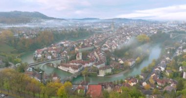 İsviçre 'nin başkenti Bern' in üzerinde sihirli sabah bulutları ve sisli havadan gün doğumu. Sonbaharda Aare nehri üzerinde uçan İHA, İsviçre 'nin tarihi kent simgesidir. Avrupa seyahat kavramı.