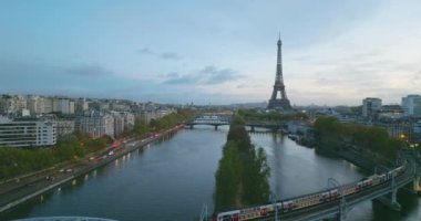 Fransa 'daki ünlü Eyfel Kulesi' nin sihirli sabah bulutu ve sisli güzel manzarası. Paris şehir merkezindeki Seine nehrinin üzerinde uçan hava aracının kurulması Avrupa 'nın en iyi seyahat noktası..