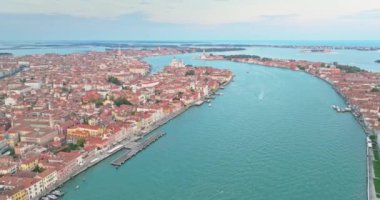 Orta Venedik şehrinin günbatımı ya da Gündoğumu silueti, İtalya. Gökyüzünden ünlü turist çekimini gösteren panorama drone görüntüleri. Bazilika di Santa Maria della Salute, Büyük Kanal ve Göl. 