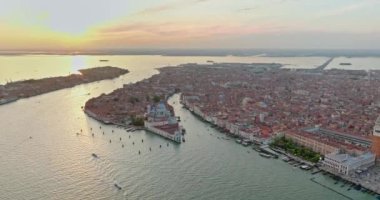 Orta Venedik şehrinin günbatımı ya da Gündoğumu silueti, İtalya. Gökyüzünden ünlü turist çekimini gösteren panorama drone görüntüleri. Bazilika di Santa Maria della Salute, Büyük Kanal ve Göl. 