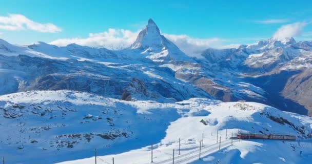 Drohnenaufnahmen Der Gornergrat Bahn Beim Aufstieg Zur Bergstation Mit Matterhornkulisse — Stockvideo