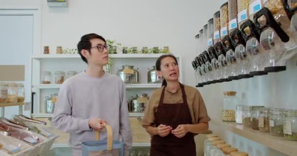 Kadın Çevre Dostu Dükkan Sahibi Müşteriyle Konuşuyor Plastiksiz Sıfır Atık — Stok video