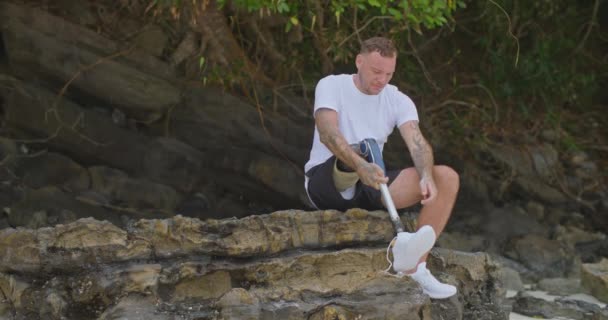 Muž Umělou Bionickou Nohou Protézou Sedí Moři Připravuje Ranní Trénink — Stock video