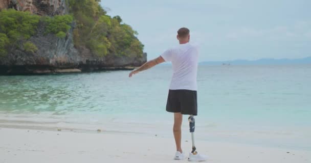 Молодой Кавказский Человек Искусственным Бионическим Протезом Ног Делает Упражнения Тропическом — стоковое видео