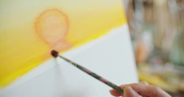 Portret Pięknej Azjatyckiej Stylowej Artystki Stojącej Rękach Skrzyżowanej Uśmiechniętej Patrząc — Wideo stockowe