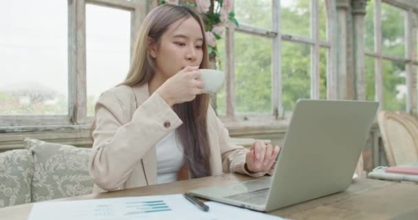 同僚のスペースカフェでラップトップコンピュータのリモートワークを使用してアジアのビジネス女性のフリーランス 魅力的な女性才能大学の女の子オンライン学習ウェビナークラスを見て コーヒーショップで働いていて — ストック動画
